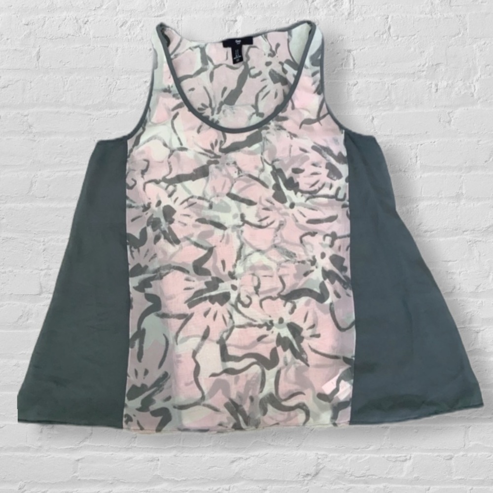 🛍🏙3️⃣ for $1️⃣5️⃣ Like 🆕 Gap sleeveless blouse
